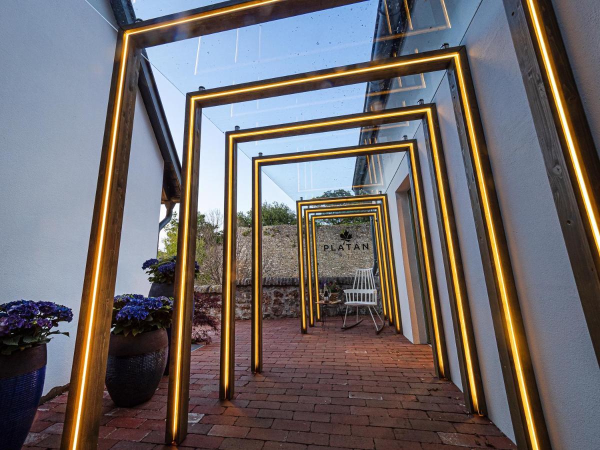 Platan Udvarhaz Tata Exterior foto